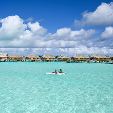 ボラボラ島　水上バンガロー