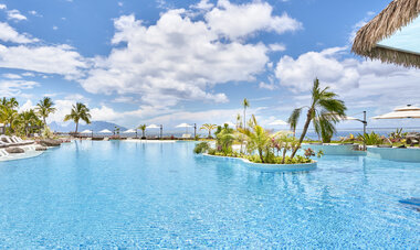 Spacifica Travel Hilton Hotel Tahiti Pool with never-ending views