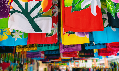 Boutique de jupes à sarongs au marché de Papeete