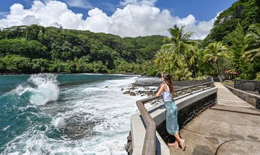 Touriste qui regarde les vagues à Arahoho Tahiti