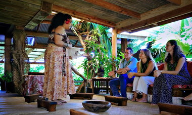 Hinatea Colombani donnant un cours à des touristes 