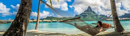 femme dans un hamac qui regarde le lagon de Bora Bora 